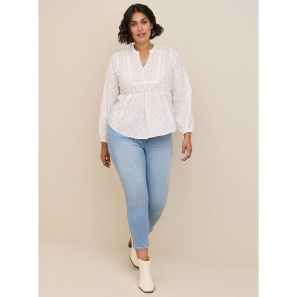 NWT Torrid 4X White Clip Dot Mixed Eyelet Yoke Detail Cotton Top Size 26 - Picture 2 of 8